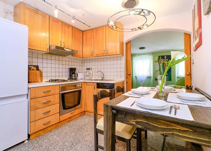 2 Bedroom Stunning In בית נופש וולי לוסיניי